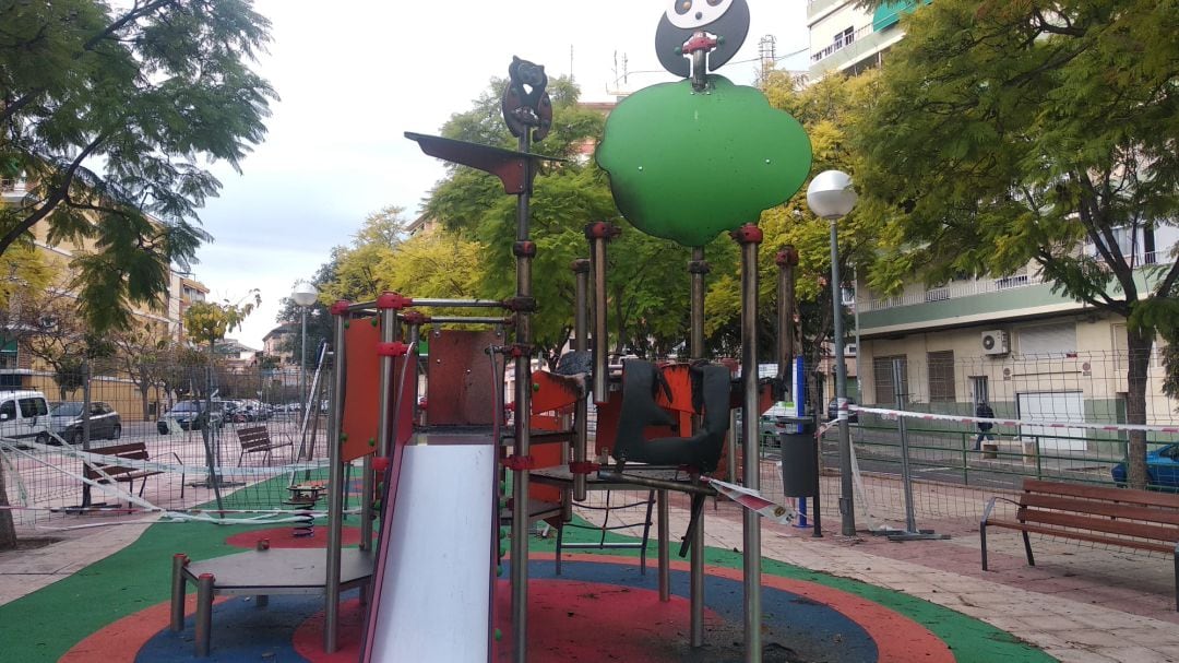 Parque infantil clausurado en el barrio del Plá