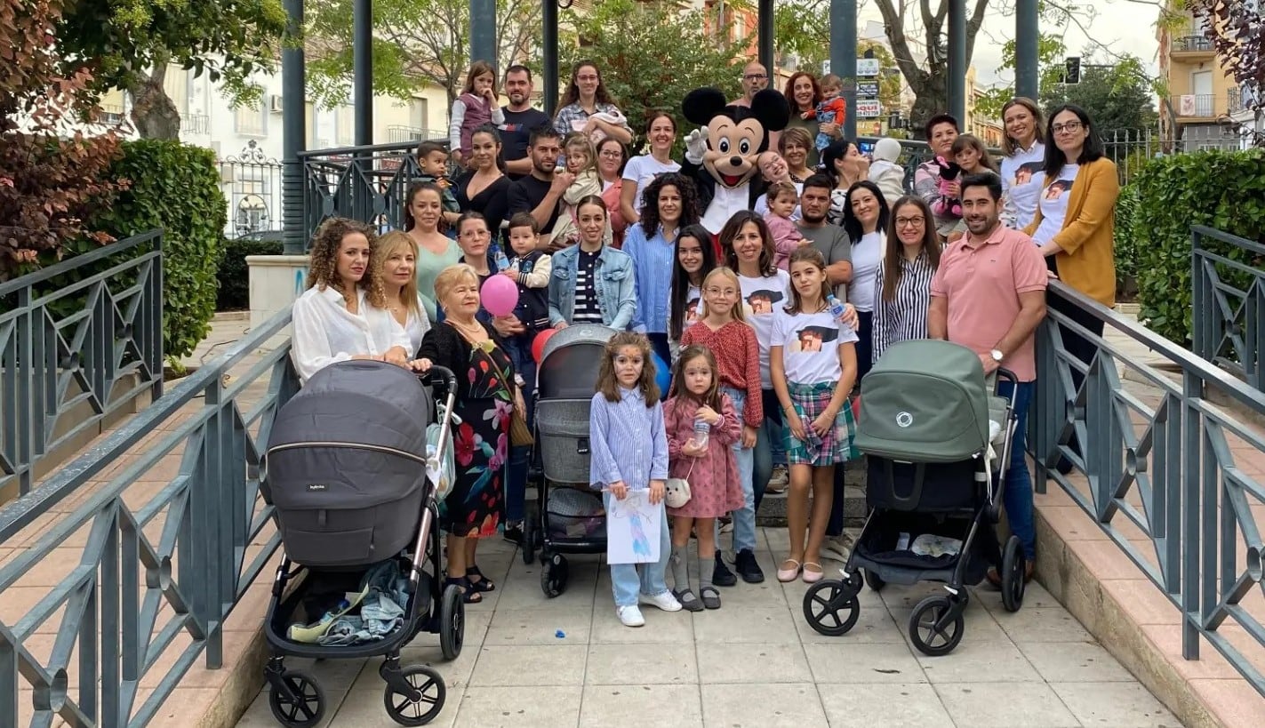 Foto de familia con madres participantes en el encuentro de madres el domingo en el Paseo Primero de Mayo