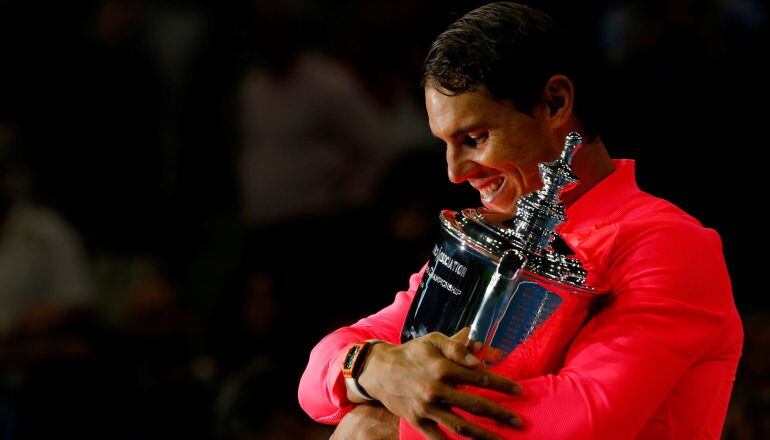 Rafa Nadal abraza su trofeo de ganador ante la expectación de la pista central