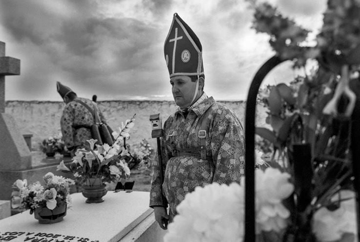 Los diablos de Almonacid en el cementerio de la localidad.