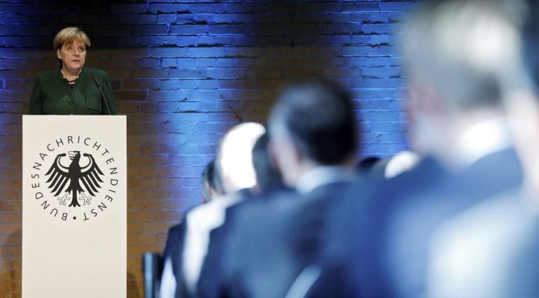 La canciller alemana, Angela Merkel, da un discurso mientras participa en un acto conmemorativo por el 60 aniversario de creación de la Agencia Federal de Inteligencia (BND) alemana en Berlín (Alemania). 