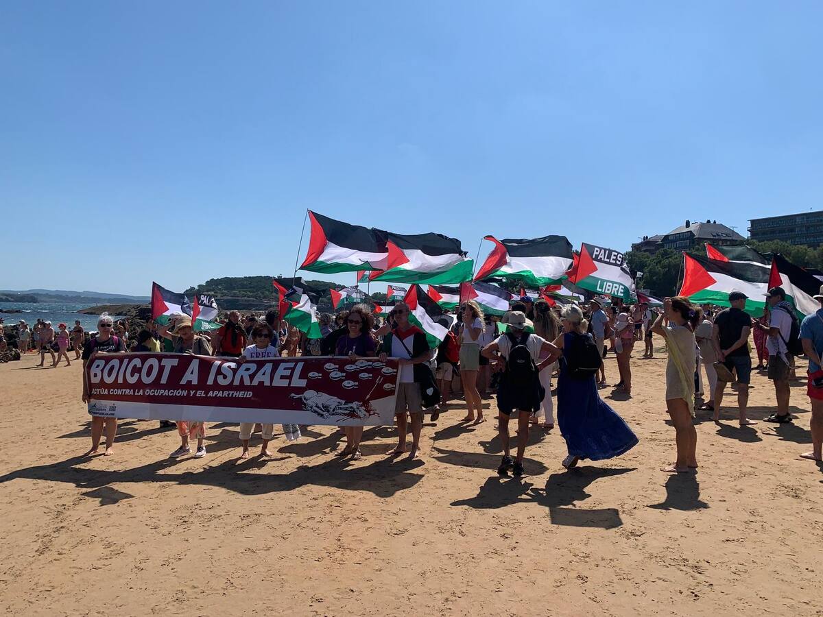 Manifestación y baño por Palestina en las playas de Santander