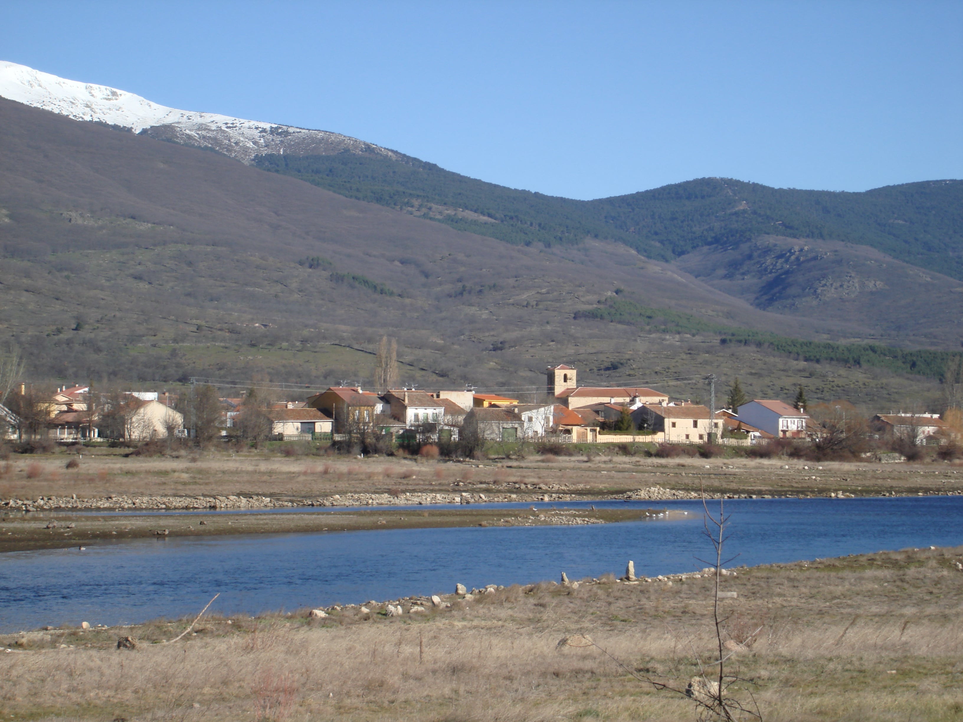 Nos adentramos en el entorno y en la historia de los municipios por los que también transcurre el río Lozoya, pero que no han heredado el apellido, la cual se remonta hasta la Prehistoria, aunque también encuentran sus raíces como pueblos en la Edad Media