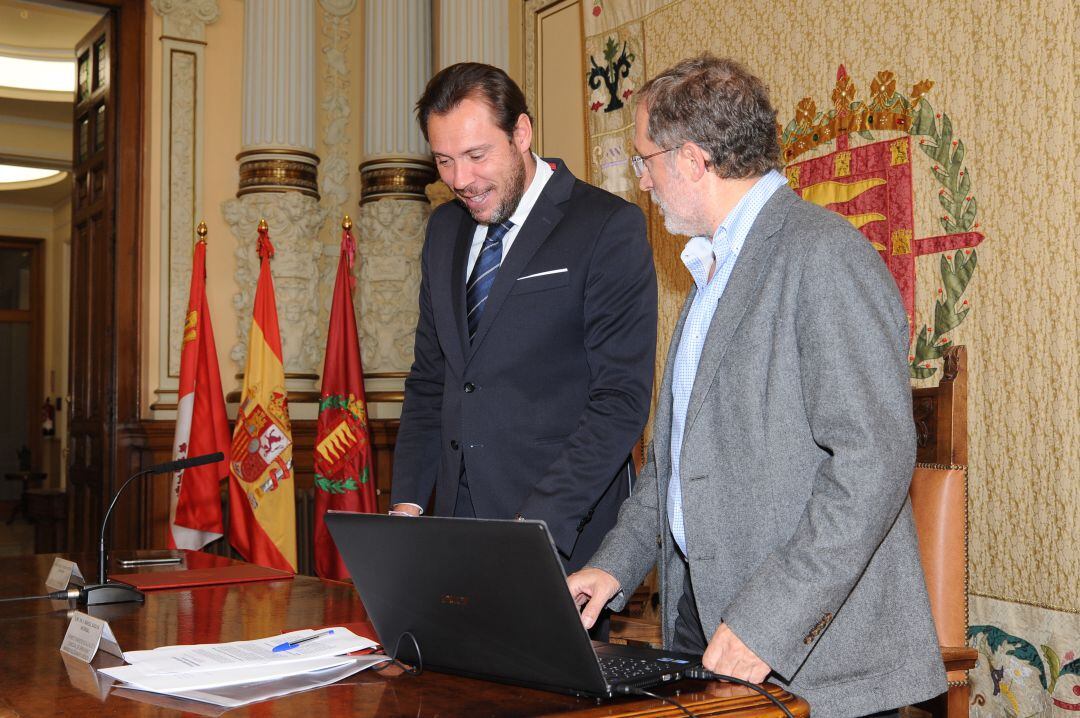 Óscar Puente y Manuel Saravia durante una comparecencia conjunto ante la prensa