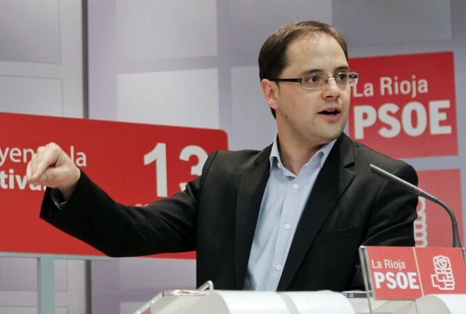 Fotografía de archivo del dirigente riojano César Luena, que será el nuevo secretario de Organización y Acción Electoral del PSOE y mano derecha del secretario general, Pedro Sánchez.