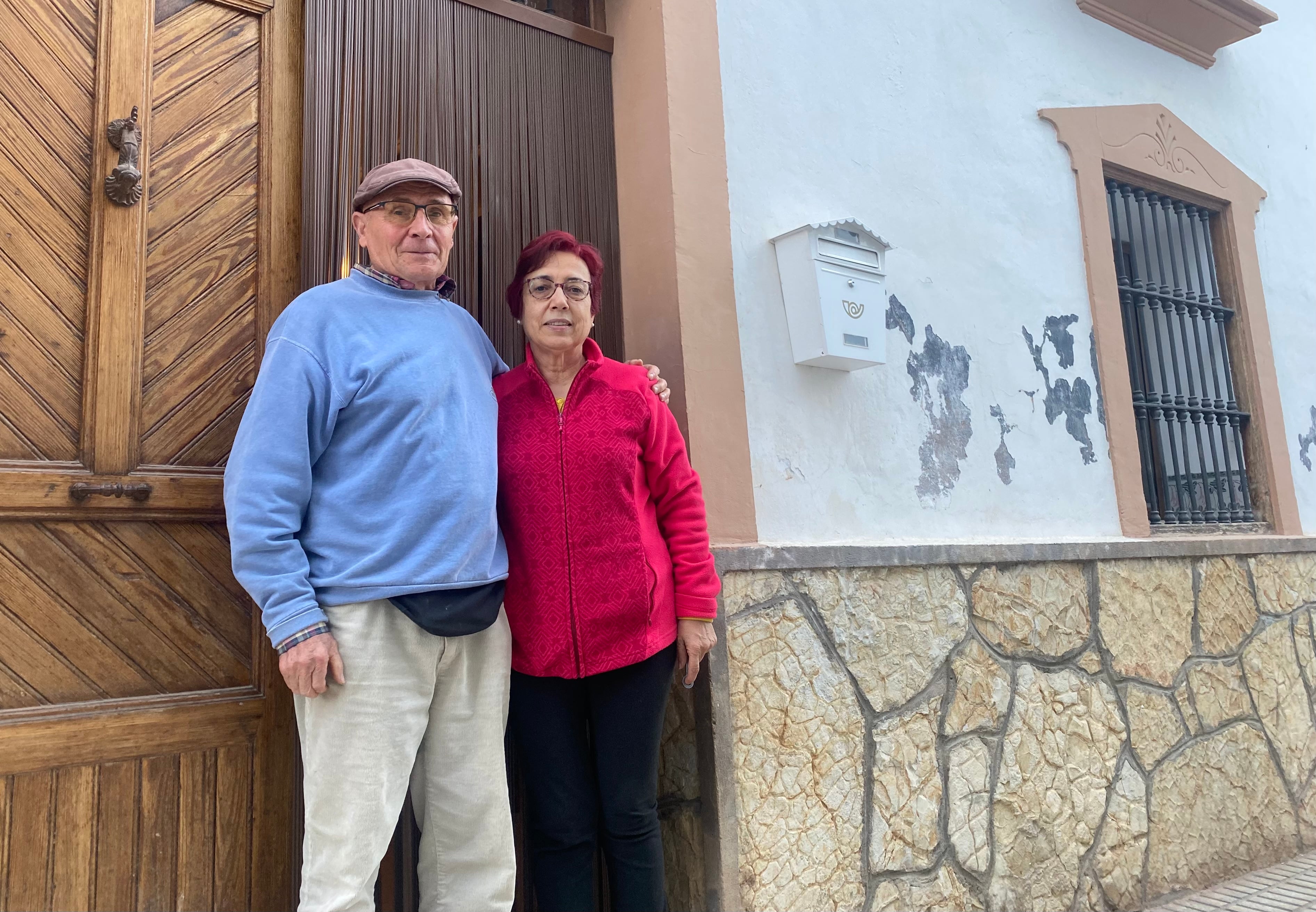 Luis y Mari Lari en la puerta de su casa en Mira.