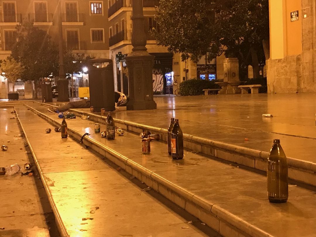 Restos de un botellón en la Plaza de la Virgen