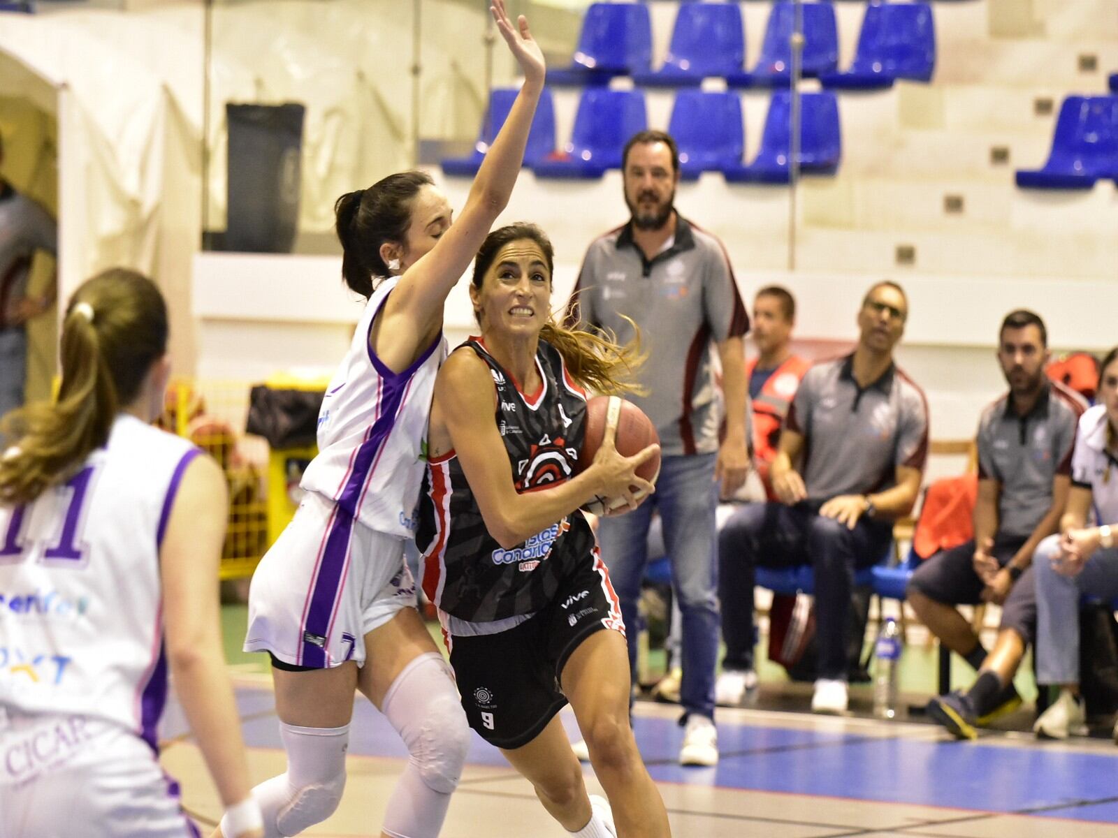 Una de las jugadas del partido entre el Magec Tías y el Tenerife Clarinos.