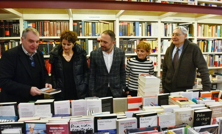 De izquierda a derecha, Fernando Bernués, María José Tellería, Denis Itxaso, Elena Recalde e Ignacio Latierro, en la librería Lagun momentos antes de presentar el acto de homenaje. 