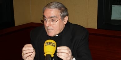 El cardenal-arzobispo de Barcelona, Lluís Martínez Sistach, en una entrevista en Radio Barcelona