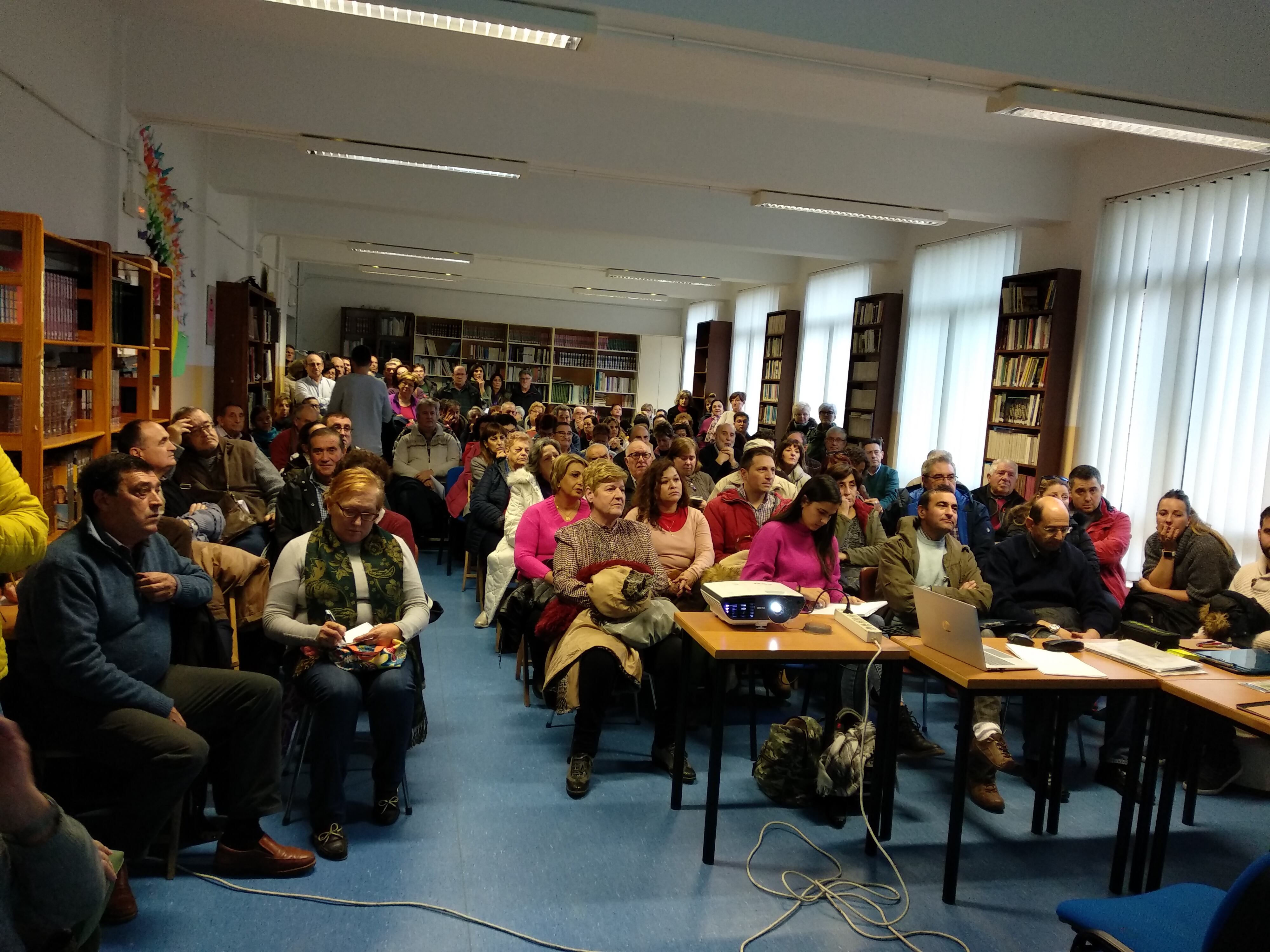 Imagen de archivo de una de las multitudinarias reuniones informativas sobre el ARU de Santa Catalina