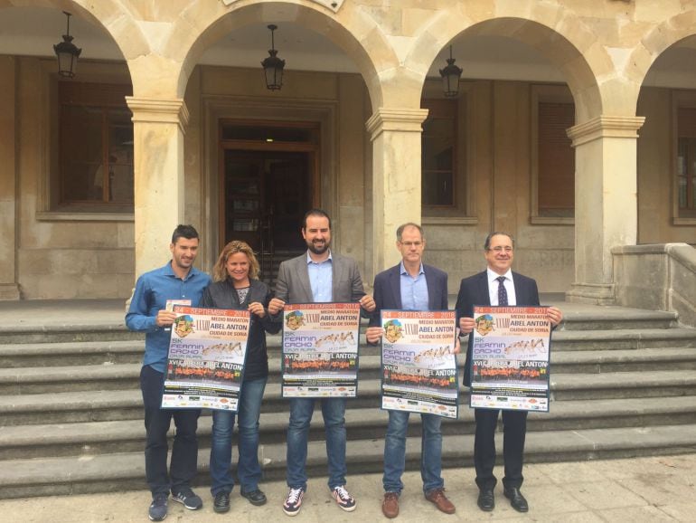 Organizadores y patrocinadores de la jornada atlética del 24 de septiembre.