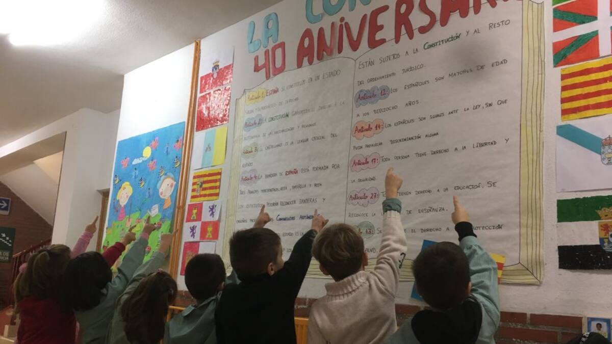 Nos sentamos en los pupitres del Colegio Juan Jaén