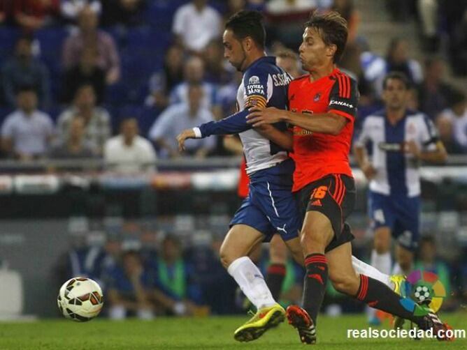Sergio García fue una pesadilla para los jugadores de la Real. En la foto pugnando con Sergio Canales