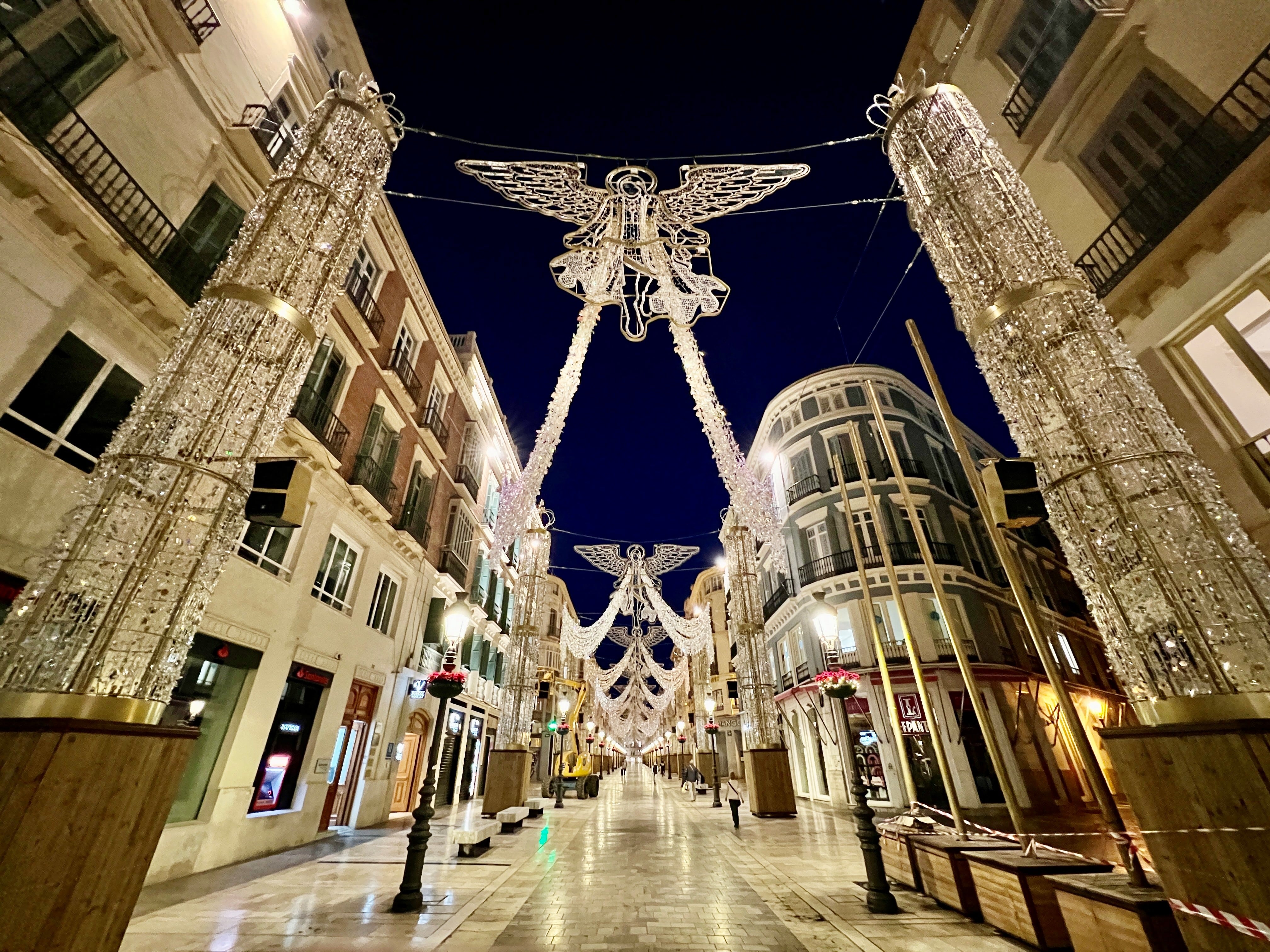 Todo el alumbrado ya esta colocado en calle Larios