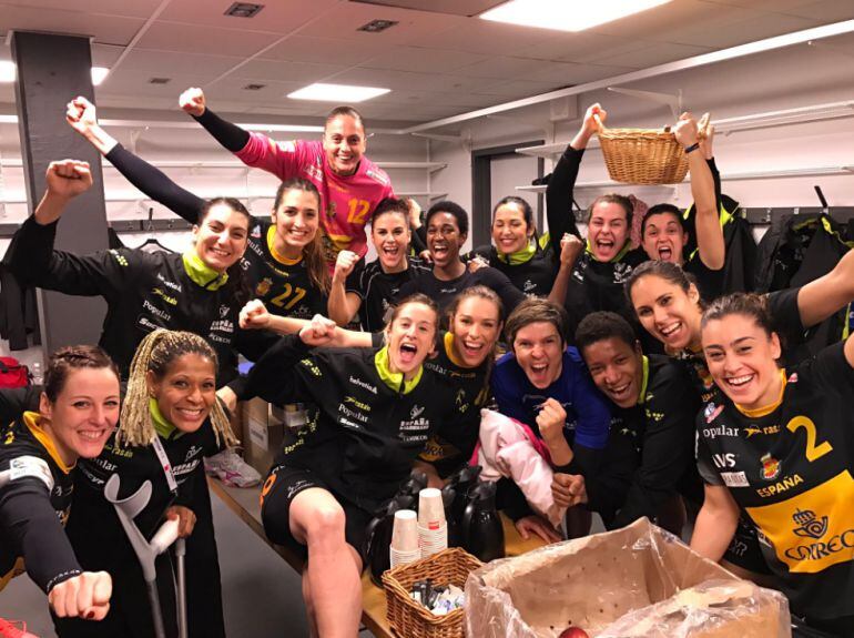 Las jugadoras de la selección española celebran su pase a la segunda fase.