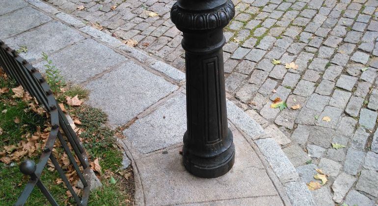 Farola en mitad de la acera en la Bajada de San Nicolás (Ávila)