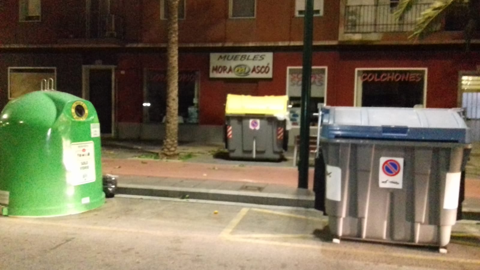 Un contenedor desplazado por el viento en una calle de Gandia.