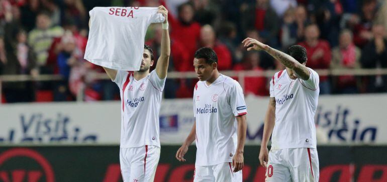 Sevilla's Nicolas Martin Pareja (L) celebrates with teammates after scoring against Celta Vigo during their Spanish first division soccer match at Ramon Sanchez Pizjuan stadium in Seville, January 3, 2015. REUTERS/Marcelo del Pozo (SPAIN - Tags: SPORT SOC