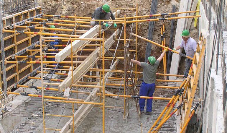 Operarios trabajando en una obra