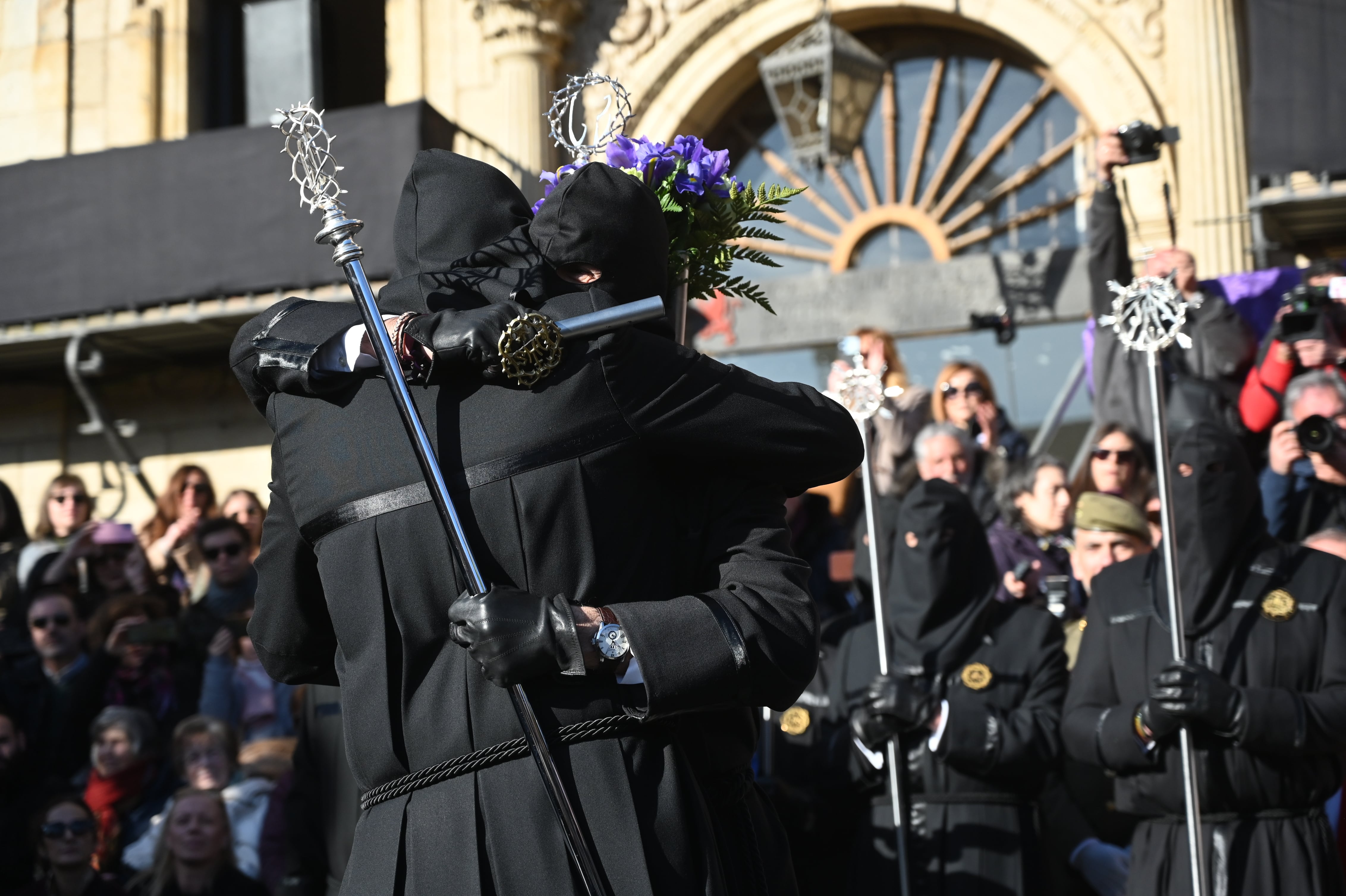 LEÓN, 03/04/2026.- Dos penitentes de la Cofradía del Dulce Nombre de Jesús Nazareno se abrazan durante la Procesión de Los Pasos de Viernes Santo, en León. EFE/ J. Casares