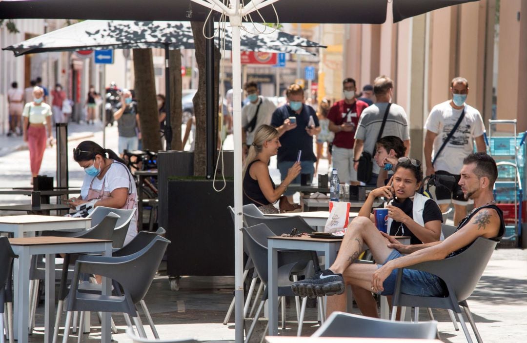 Jóvenes en una terraza