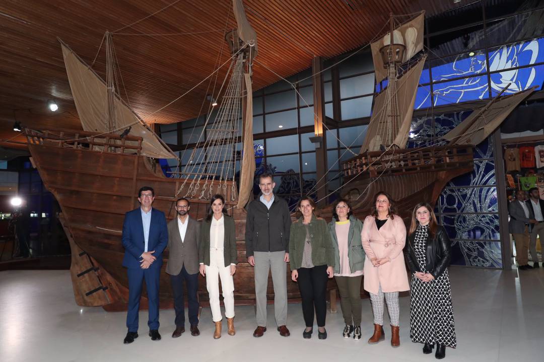 Los Reyes de España junto a la réplica de la Nao Victoria en Sanlúcar de Barrameda