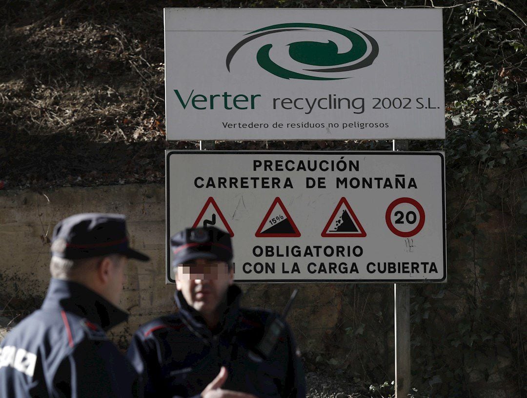 Ertzainas en el acceso al vertedero