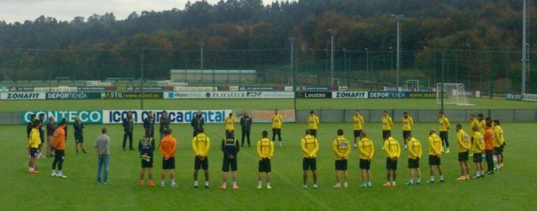 Plantilla y cuerpo técnico del equipo gallego guardan un minuto de silencio en Abegondo