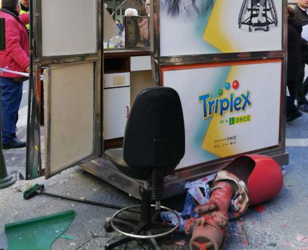 Estado en el que ha quedado el quiosco de la ONCE en la calle Rastro.