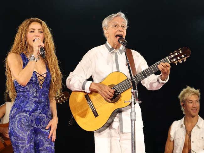 Shakira cantando junto a Caetano Veloso