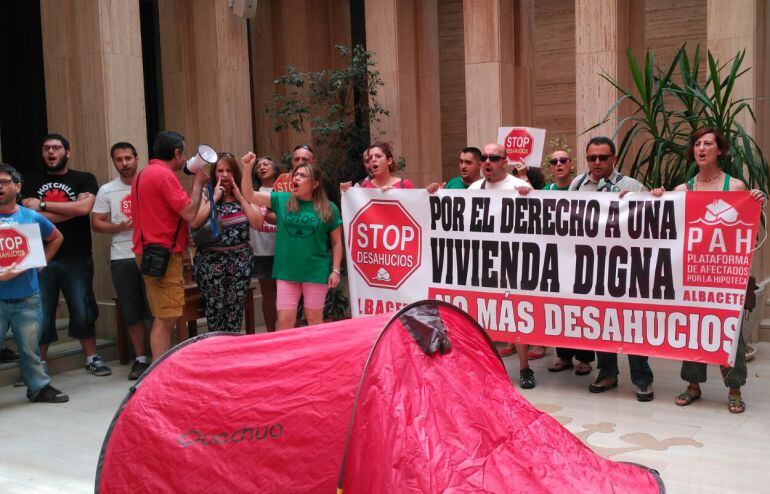 Stop Desahucios se concentra en el ayuntamiento de Albacete