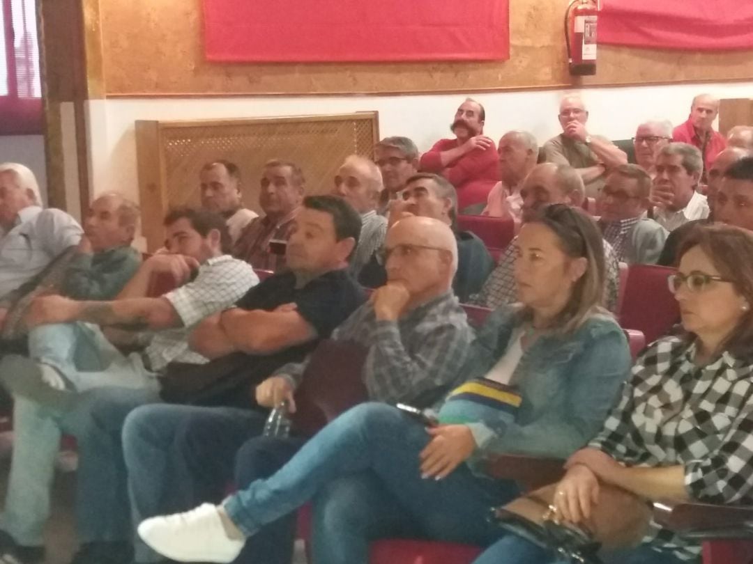 Juan Díaz, en el centro, en la asamblea de su presentación