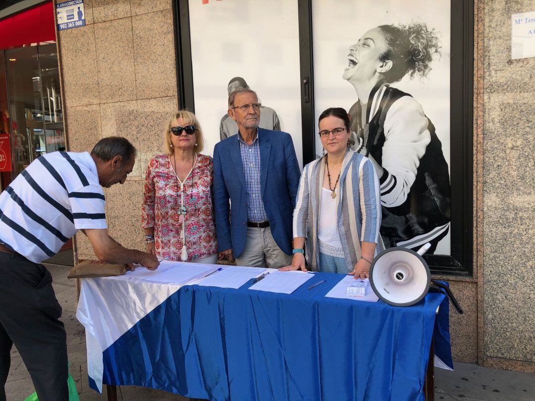 Punto de recogida de firmas en la Plaza Lazurtegui