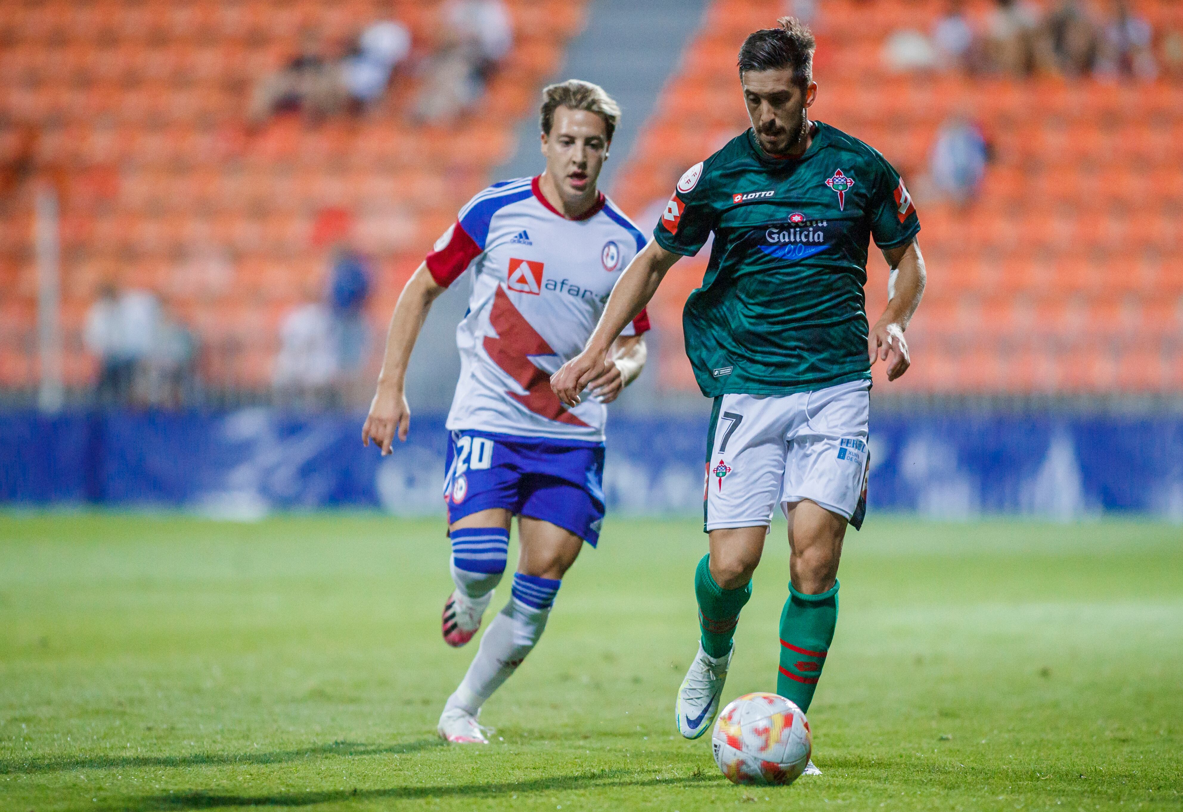 Heber Pena, en una jugada del Rayo Majadahonda-Racing en el Cerro del Espino