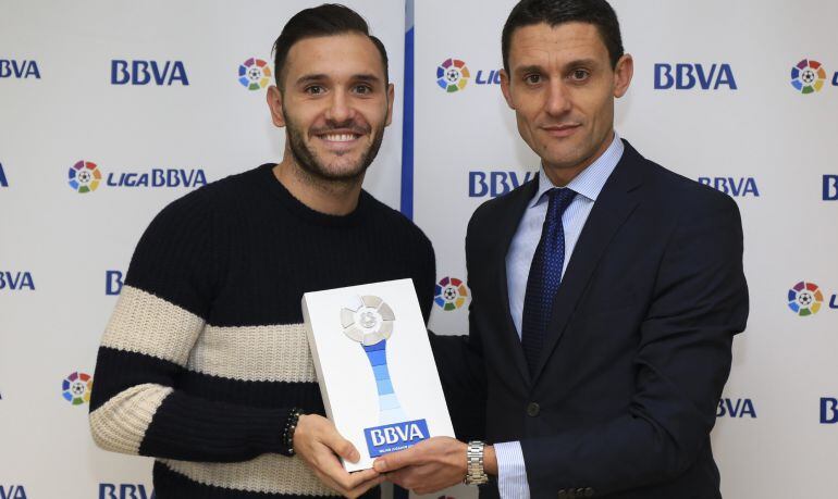 El delantero del Deportivo Lucas Pérez ha sido galardonado con el &#039;Premio BBVA&#039; al mejor jugador en diciembre de Liga BBVA. El responsable de hacer la entrega al jugador coruñés ha sido José Luis Serrano, director de Zona de BBVA para Galicia Norte. 