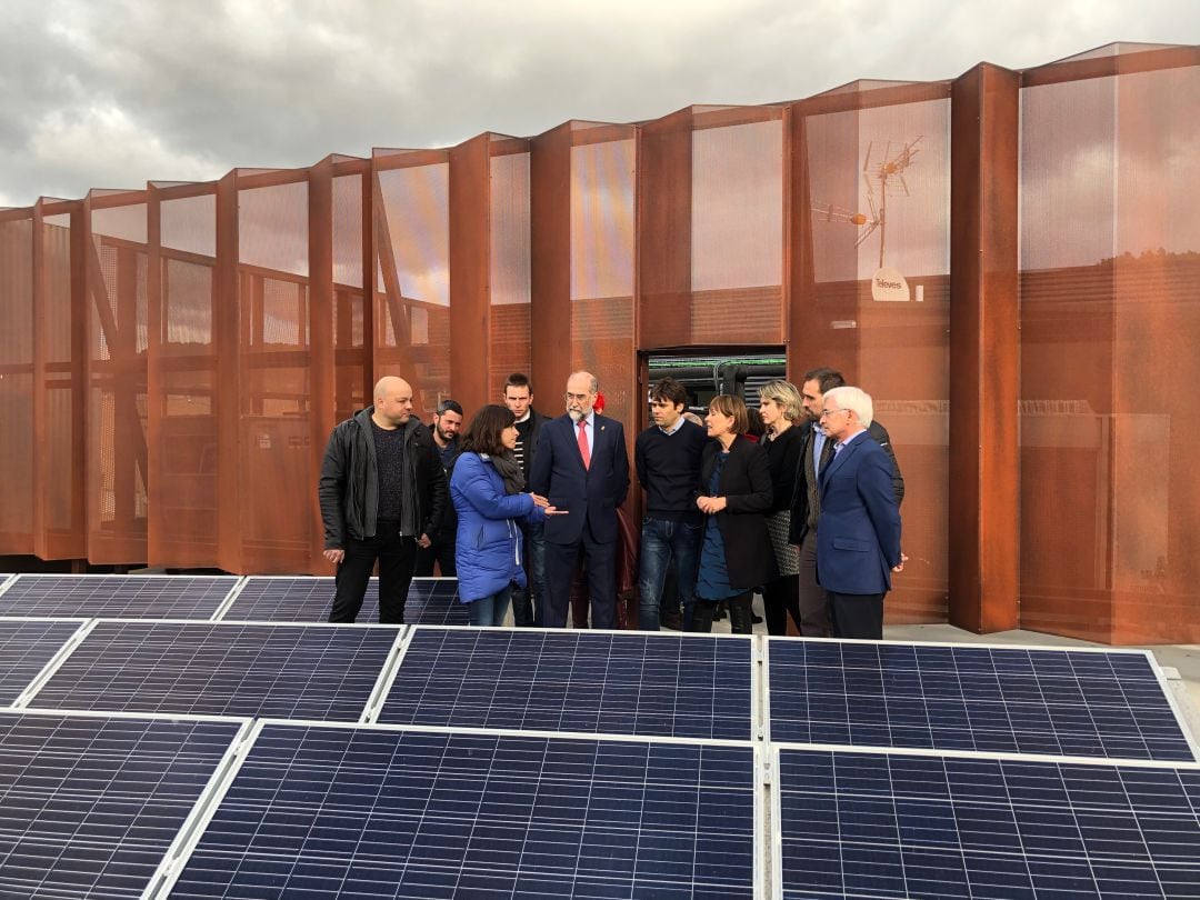 La presidenta, Uxue Barkos, el consejero de Salud, Fernando Dominguez y el alcalde de Lodosa, Pablo Azcona, visitando el nuevo Centro de Salud