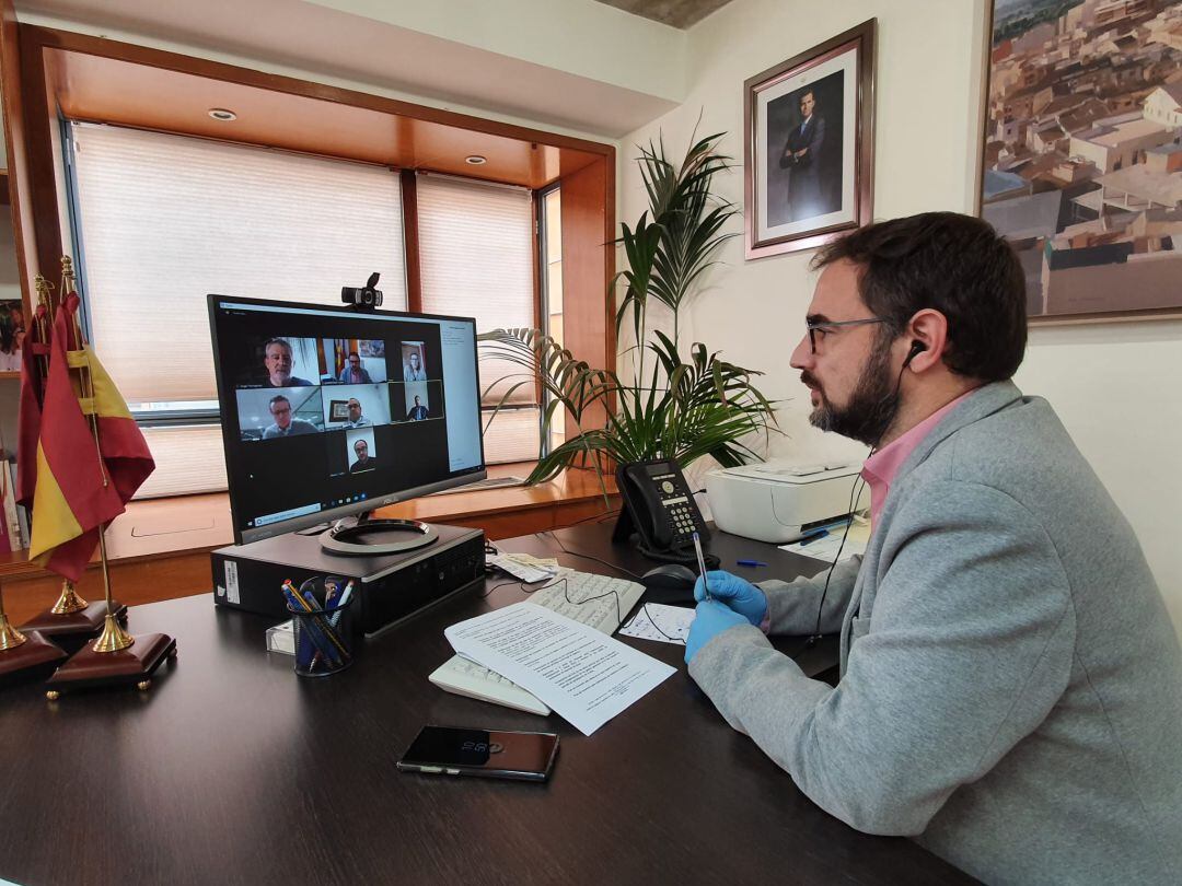 El alcalde durante la videoconferencia con agentes sociales y económicos