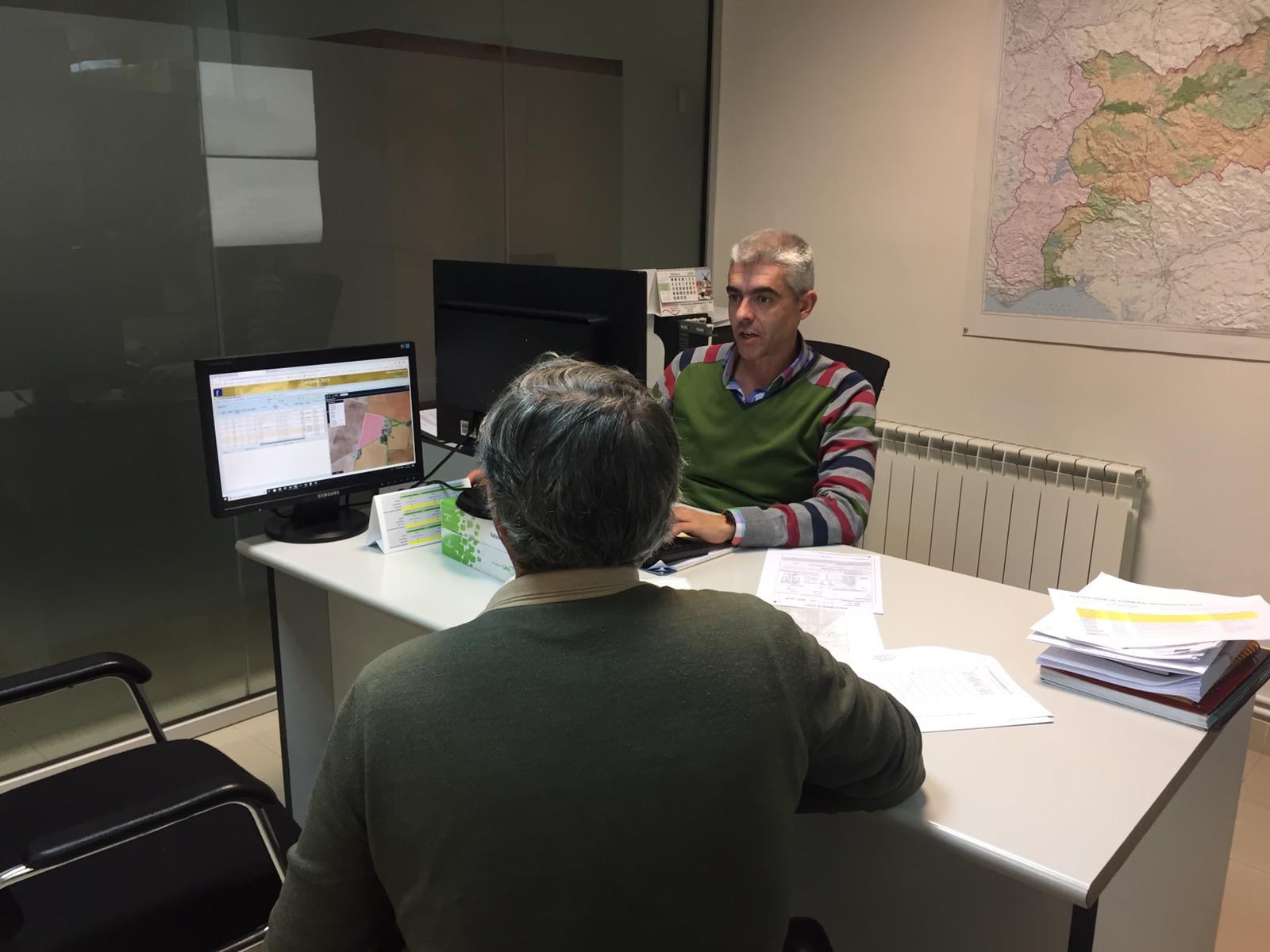 Un agricultor en la sede de ASAJA Ciudad Real durante la tramitación de su expediente PAC