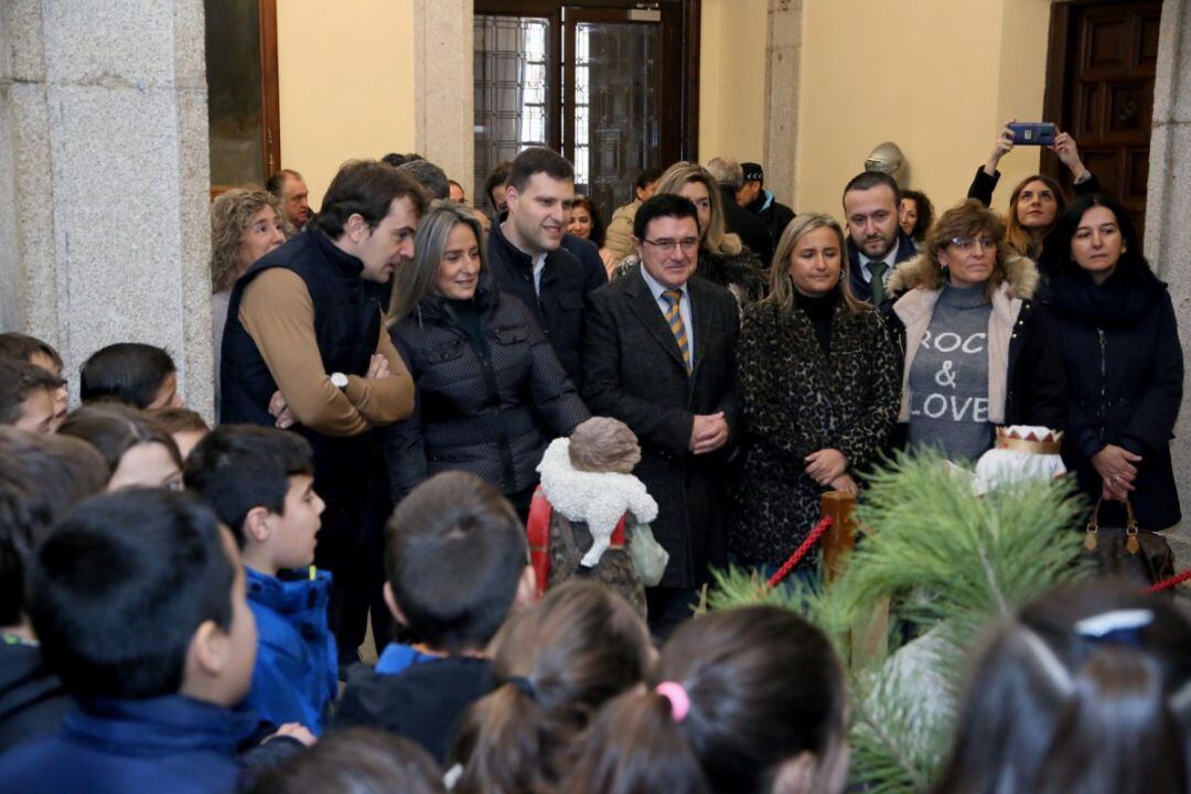 La inauguración del belén del zaguán del Ayuntamiento de Toledo ha sido presidida por la alcaldesa de la ciudad, Milagros Tolón