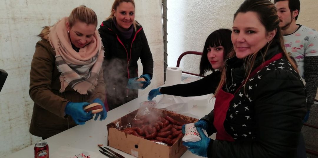 Voluntarias preparan los bocadillos que se reparten en Puertollano por el Día del Chorizo