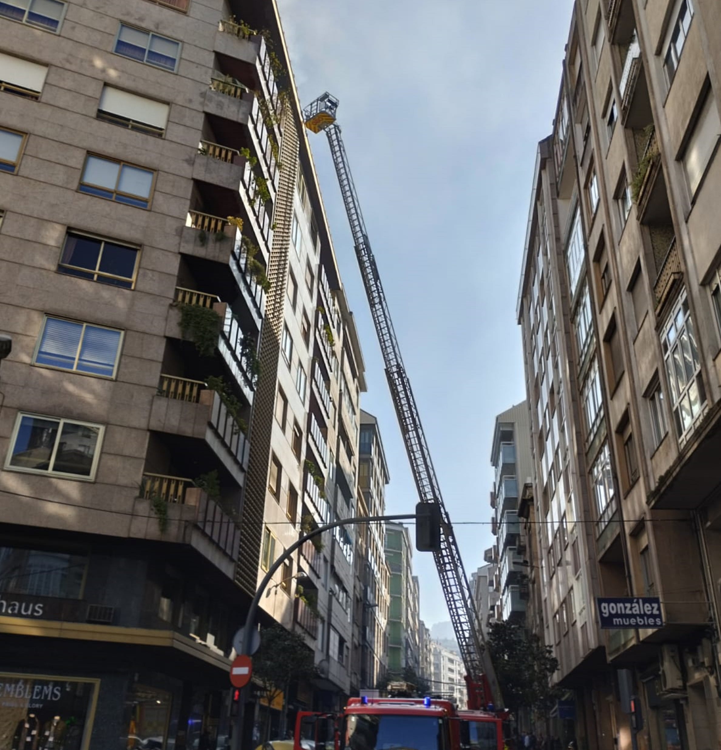 Los bomberos trabajan para sofocar un incendio en la avenida de la Habana