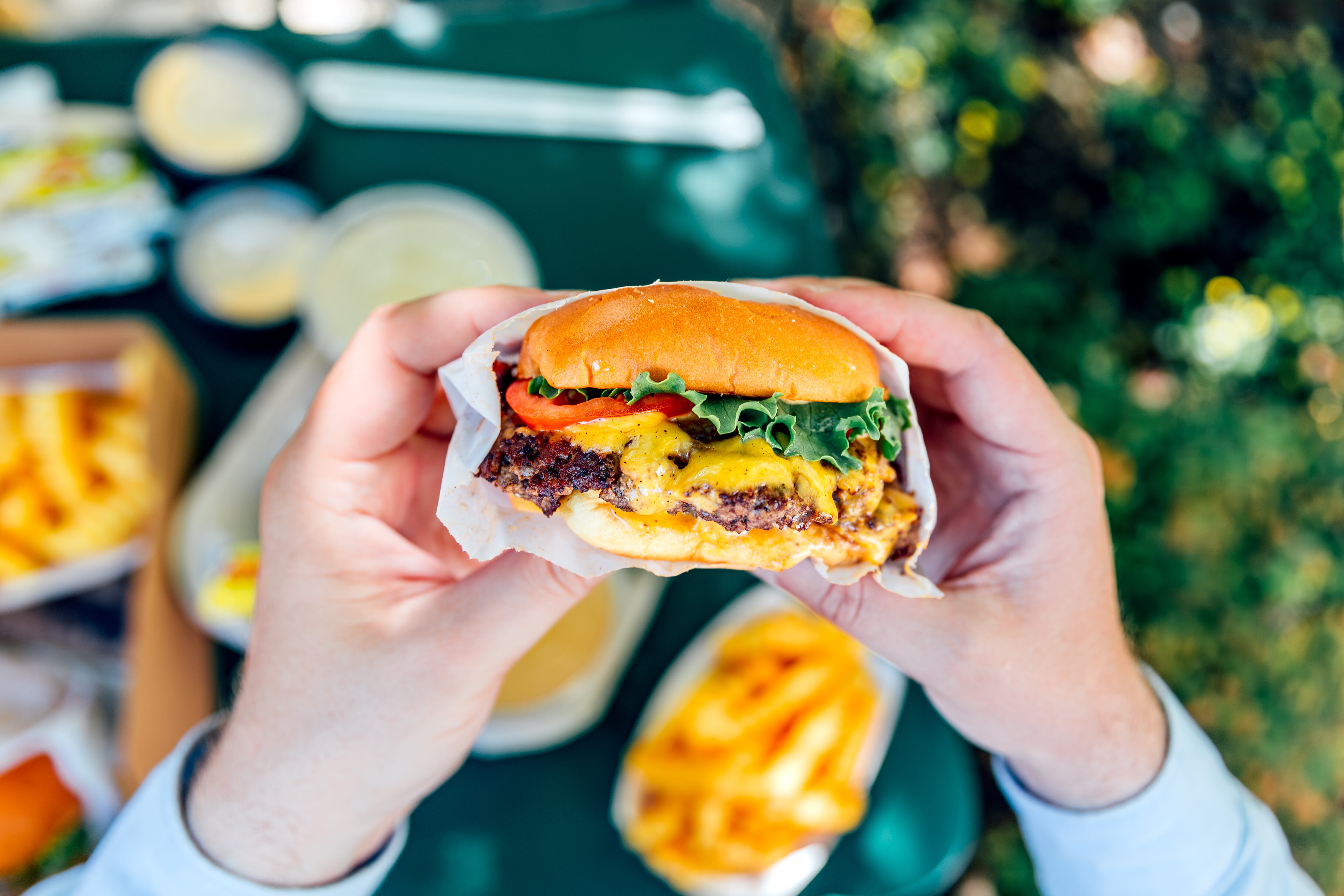 Persona comiendo hamburguesa