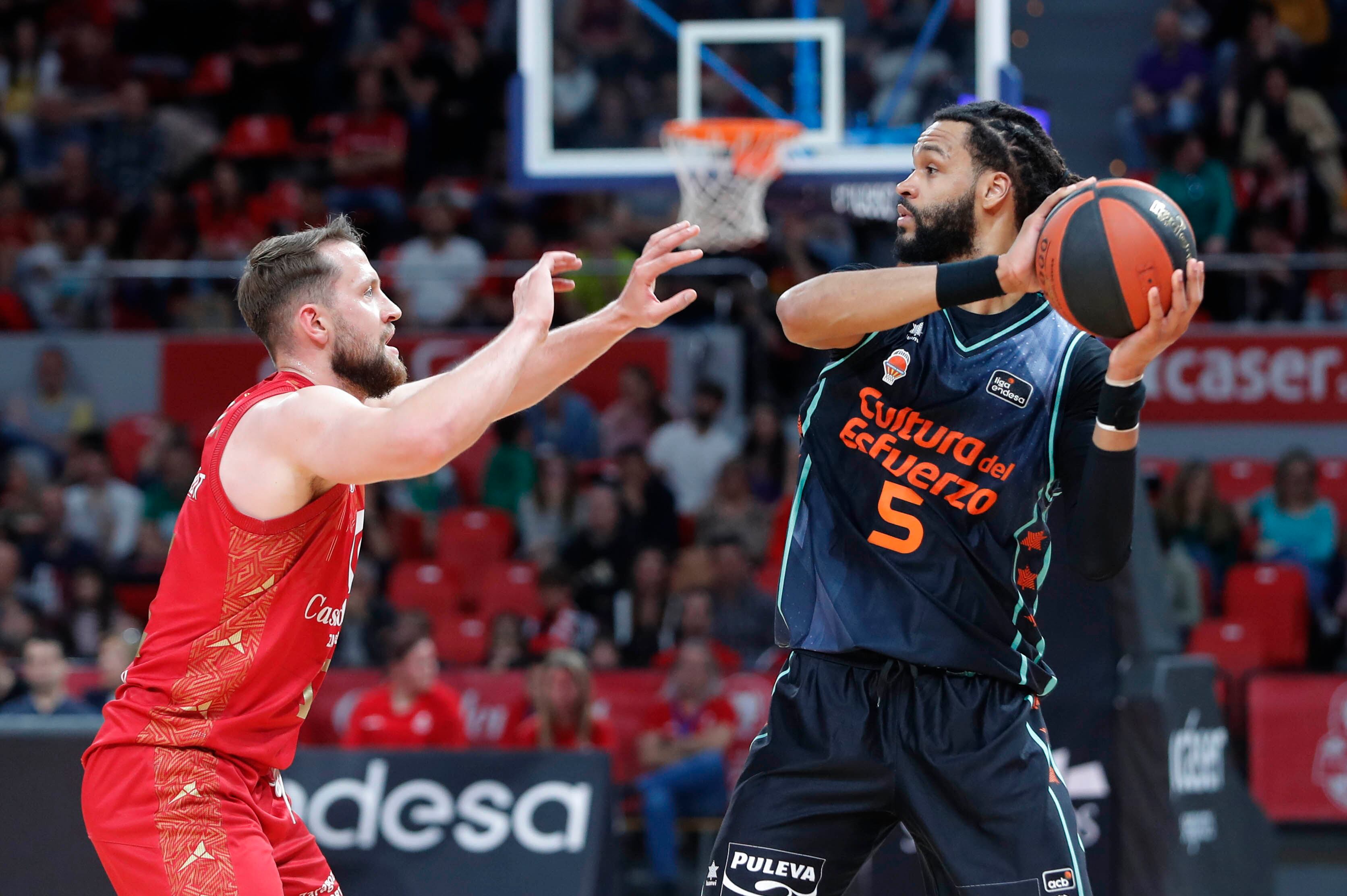 ZARAGOZA. 26/03/2023.- El ala-pívot del Valencia James Webb III (d) juega un balón ante Marcel Ponitka, del Zaragoza, durante el partido de la Liga Endesa de baloncesto que Casademont Zaragoza y Valencia Basket disputan este domingo en Zaragoza. EFE/Javier Cebollada