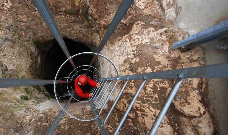 Acceso mediante pozo a la mina romana de lapis specularis del Pozolacueva en Torralba (Cuenca).