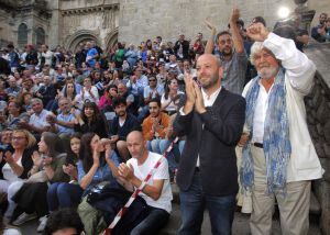 GRA506. SANTIAGO DE COMPOSTELA, 23/09/2016.- El candidato de En Marea a la Presidencia de la Xunta, Luis Villares (i), acompañado por el veterano político Xosé Manuel Beiras (d), durante el acto ce cierre de campaña electoral, hoy en la plaza de la Plater