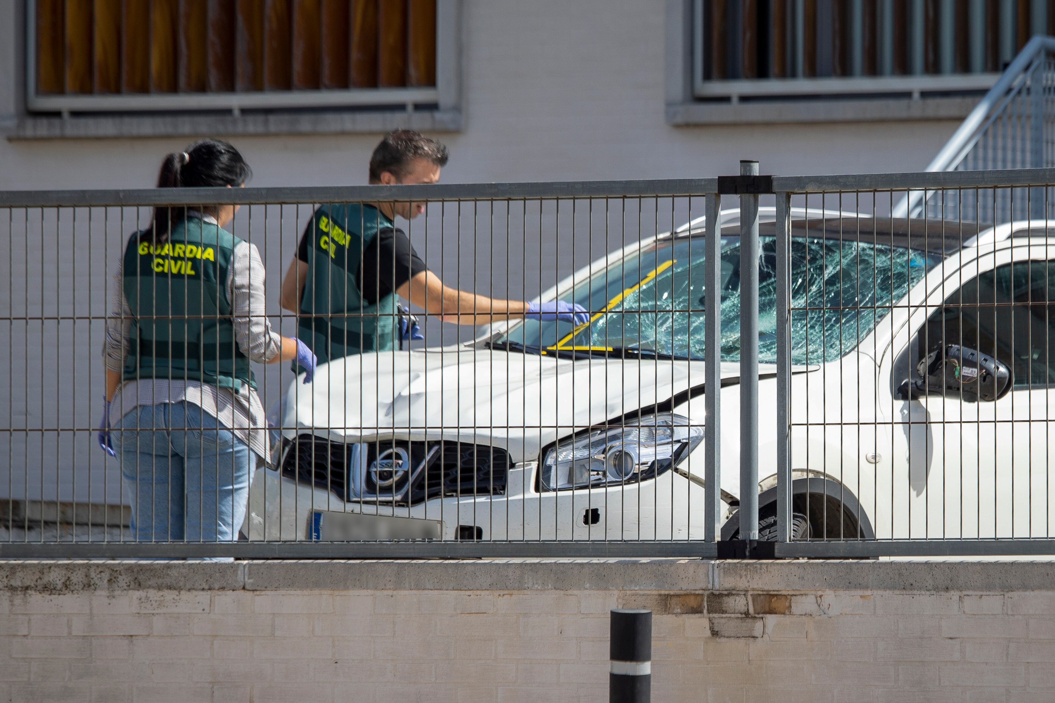 HARO (LA RIOJA) 05/09/2023.- La Guardia civil examina el vehículo que provocó el atropello múltiple registrado en la noche de este lunes, en el aparcamiento del centro de salud de Haro, donde causó la muerte de un trabajador del centro y ocasionó heridas a otras cinco personas. La Guardia Civil ha confirmado que, según testigos presenciales del suceso, este individuo, un hombre de 26 años que ya ha sido detenido, iba gritando consignas contra el Gobierno mientras acudía con sus padres a recibir tratamiento, sin que se descarte la hipótesis de que podría sufrir problemas de salud mental. EFE/Raquel Manzanares