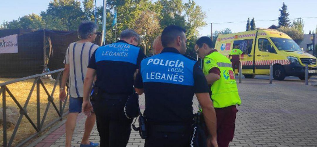 Policía Local y servicios sanitarios interviniendo tras la agresión