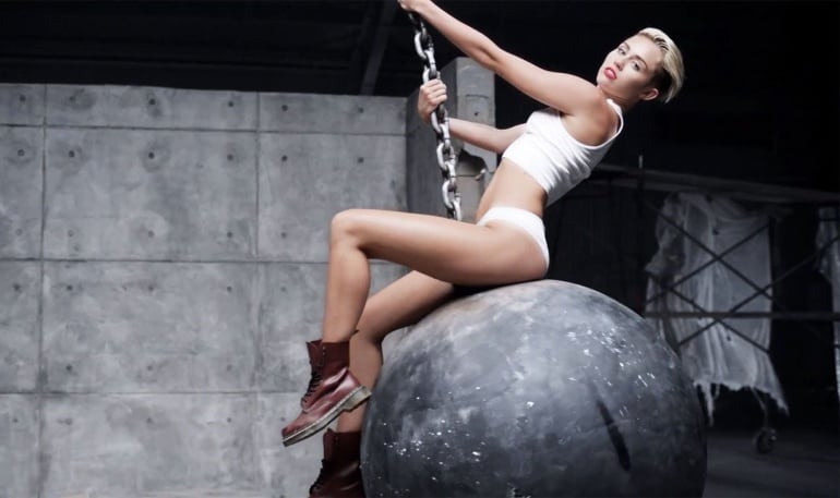 Miley Cyrus durante una escena del vídeo de Wrecking ball