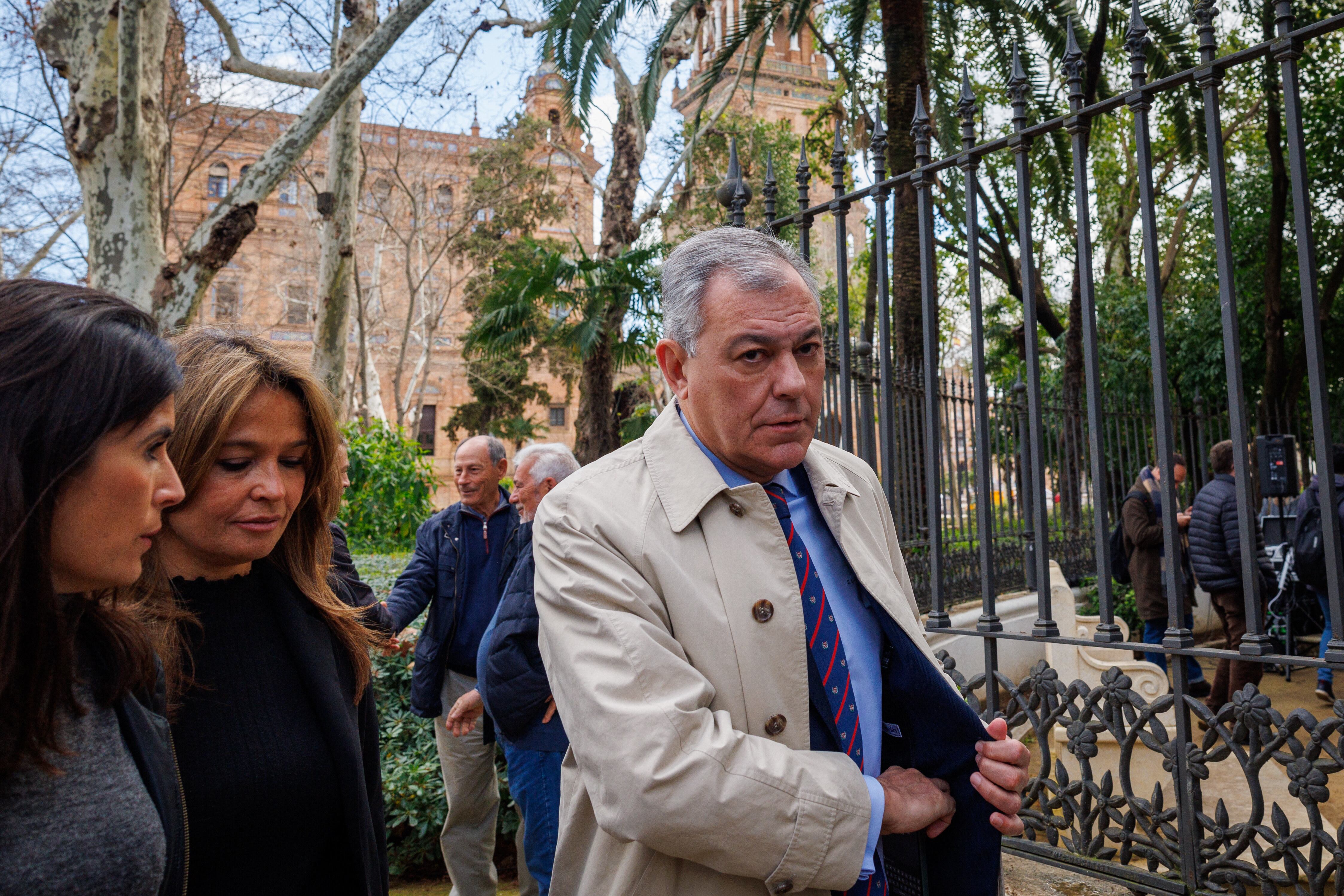 SEVILLA, 26/02/2024.- El alcalde de Sevilla, José Luis Sanz (d), a su llegada a la presentación de una Guía de Árboles Singulares de la ciudad y donde ha justificado su propuesta de cobrar una entrada a los visitantes de fuera de la provincia por entrar en la Plaza de España en que es &quot;imposible&quot; mantener este monumento con el IBI de los ciudadanos, este lunes en la capital hispalense. EFE/ Julio Muñoz
